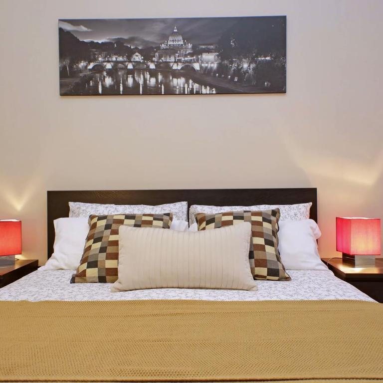 CASA GIULIANA -2 baths, 3 big bedrooms with 9 sleeps, bed-free living room with 2 sofas, efficient kitchen -Family friendly -2nd floor elevator mansion in Umbertino style -600 meters from Vatican & Ottaviano metro -Secure, quiet, wealthy, accessible area - Apartment mit 3 Schlafzimmern - 22