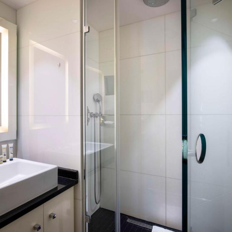 Best Western Plus Bretagne Montparnasse - Grande Chambre Deluxe Lit King-Size avec Canapé-Lit - Non-Fumeurs - 3