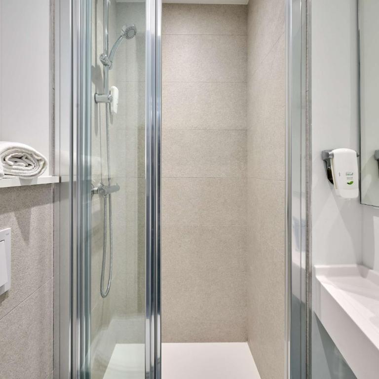 Kyriad ECO - Narbonne Sud - Chambre Standard avec 1 Lit Double, Connexion Wi-Fi Gratuite, Climatisation et Douche - 2