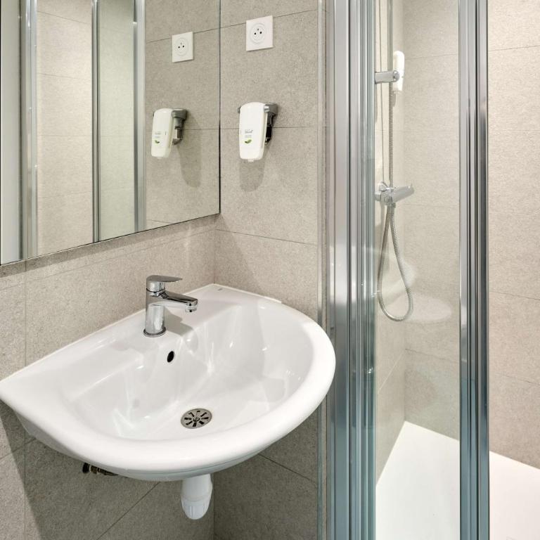 Kyriad ECO - Narbonne Sud - Chambre Lits Jumeaux avec 2 Lits Simples, Connexion Wi-Fi Gratuite, Climatisation et Douche - 3
