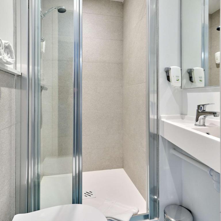 Kyriad ECO - Narbonne Sud - Chambre Standard avec 1 Lit Double, Connexion Wi-Fi Gratuite, Climatisation et Douche - 4
