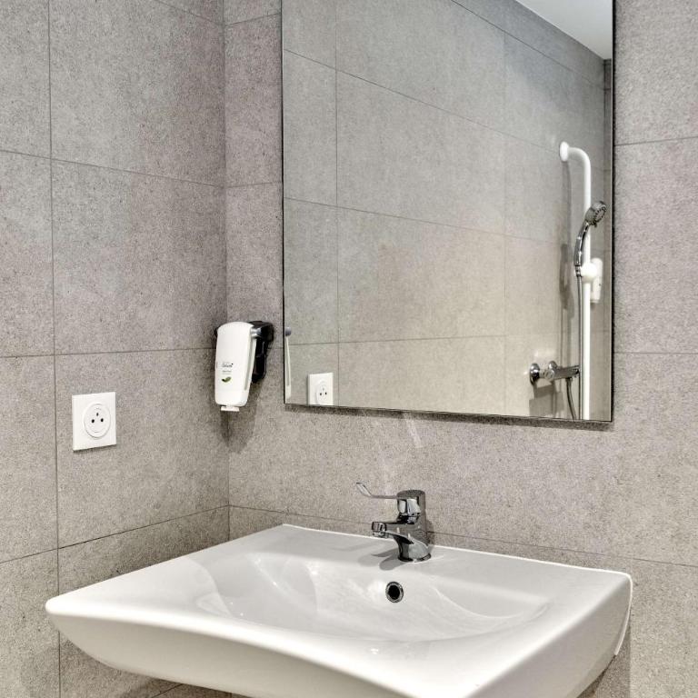 Kyriad ECO - Narbonne Sud - Chambre Standard avec 1 Lit Double, Connexion Wi-Fi Gratuite, Climatisation et Douche - 6