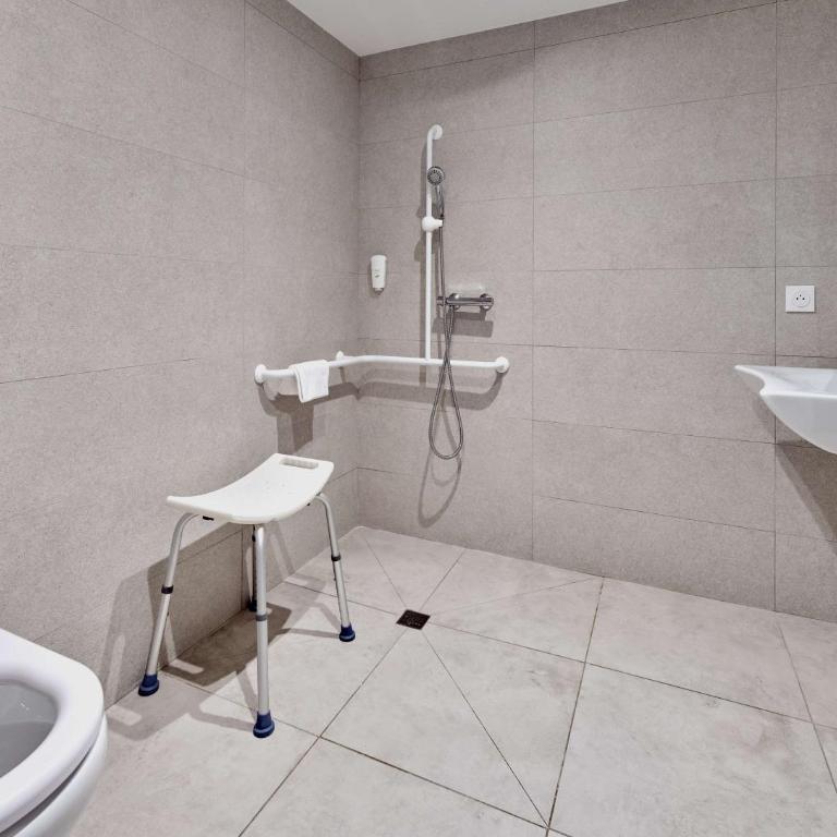 Kyriad ECO - Narbonne Sud - Chambre Standard avec 1 Lit Double, Connexion Wi-Fi Gratuite, Climatisation et Douche - 7