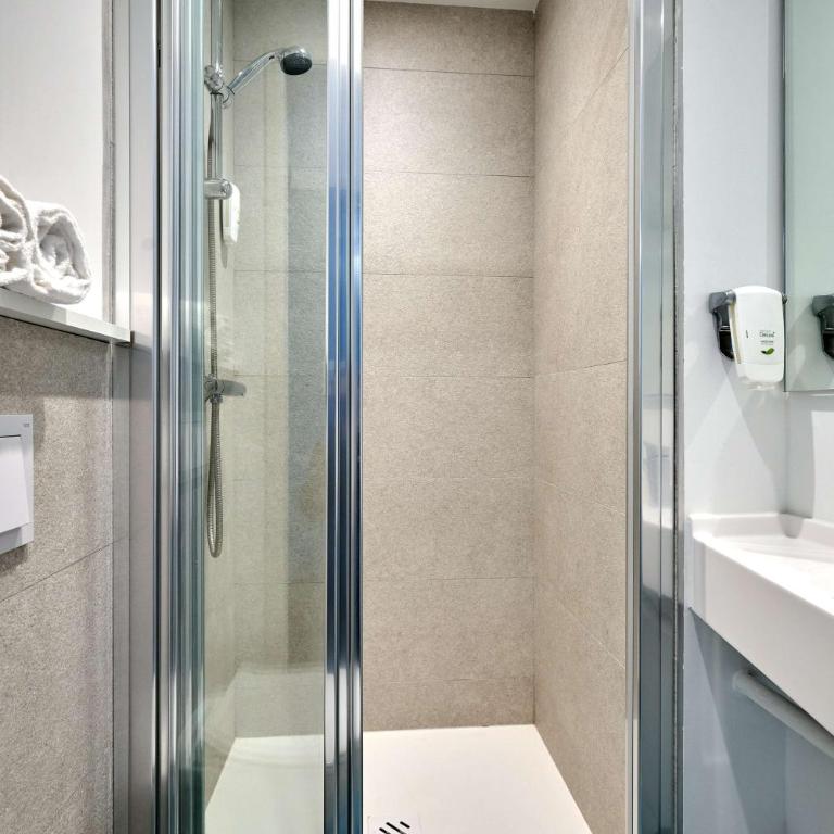 Kyriad ECO - Narbonne Sud - Chambre Triple avec 1 Lit Simple, 1 Lit Double, Connexion Wi-Fi Gratuite, Climatisation et Douche - 9