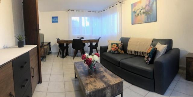 Votre séjour à Sanary DANS BAS DE VILLA avec 1 terrasse végétalisée et abritée exposition Est Sud Ouest à 400m du Centre ville en zone piétonne où tout peut se faire à pied - Apartamento de 1 dormitorio - 17
