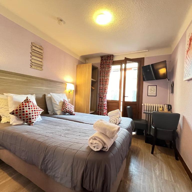 Hôtel Du Cheval Blanc Barcelonnette - Habitación con vistas a la ciudad - 2 camas - 8