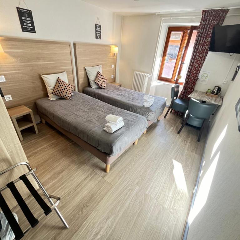 Hôtel Du Cheval Blanc Barcelonnette - Habitación con vistas a la ciudad - 2 camas - 4
