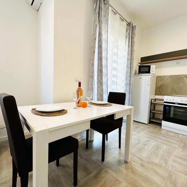 Queen of the Beach - Studio Apartment - 6