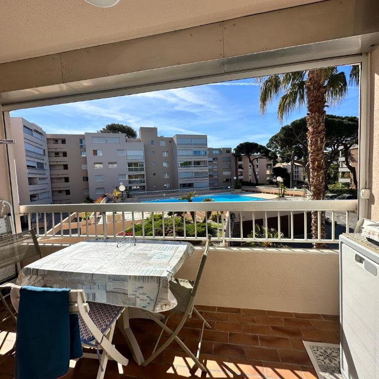 HYEBOUG Appartement pour 4 personnes dans résidence avec piscine situé sur le port d'Hyères - Apartment - 8