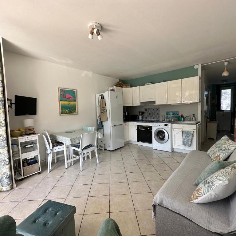 HYEBOUG Appartement pour 4 personnes dans résidence avec piscine situé sur le port d'Hyères - Apartment - 3
