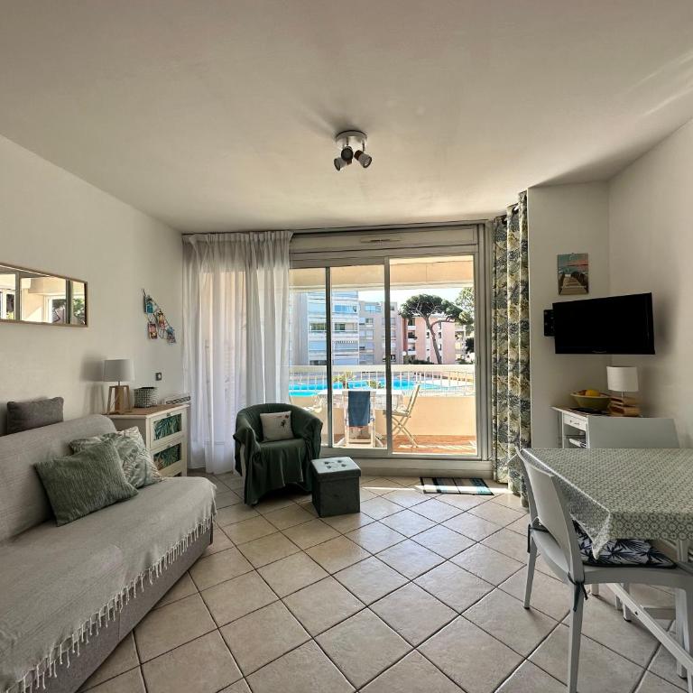 HYEBOUG Appartement pour 4 personnes dans résidence avec piscine situé sur le port d'Hyères - Apartment - 4