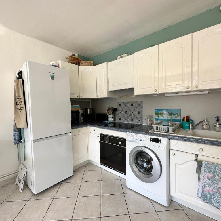HYEBOUG Appartement pour 4 personnes dans résidence avec piscine situé sur le port d'Hyères - Apartment - 9