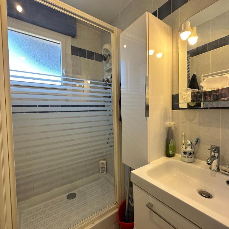 HYEBOUG Appartement pour 4 personnes dans résidence avec piscine situé sur le port d'Hyères - Apartment - 12