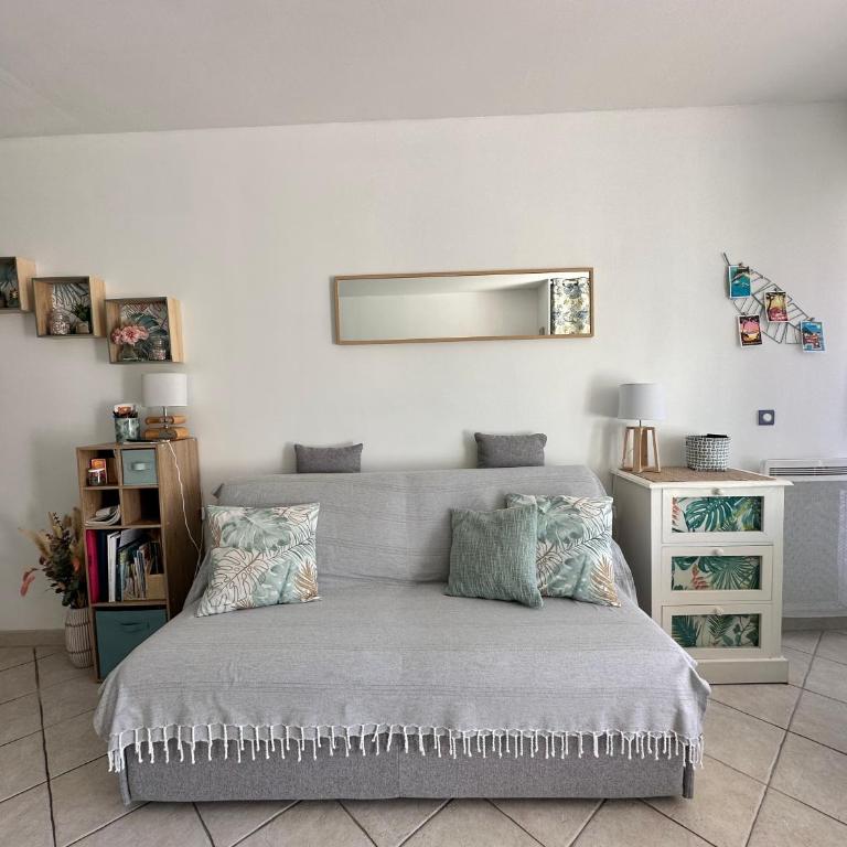 HYEBOUG Appartement pour 4 personnes dans résidence avec piscine situé sur le port d'Hyères - Apartment - 7