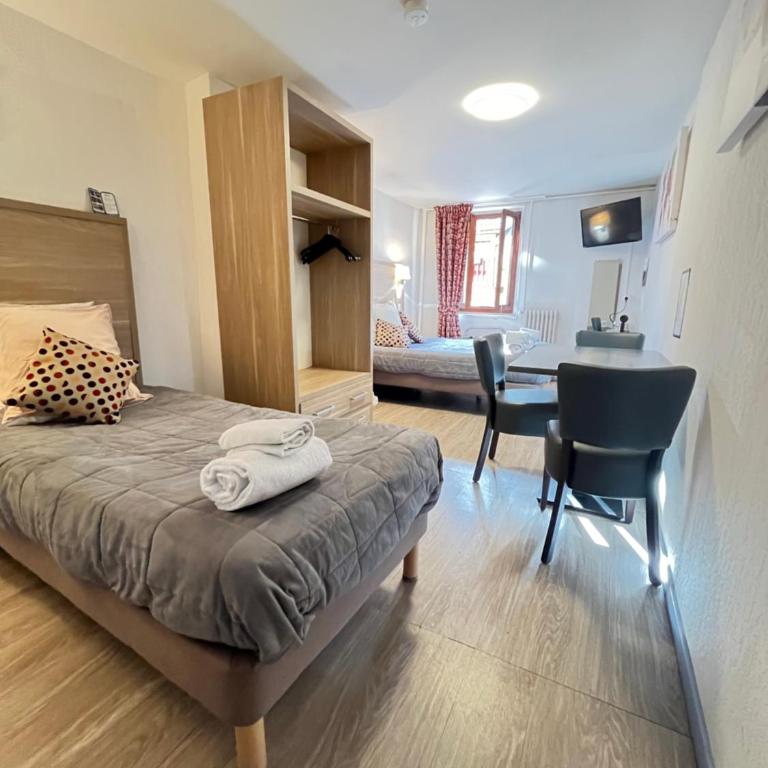 Hôtel Du Cheval Blanc Barcelonnette - Habitación Triple Estándar - 10