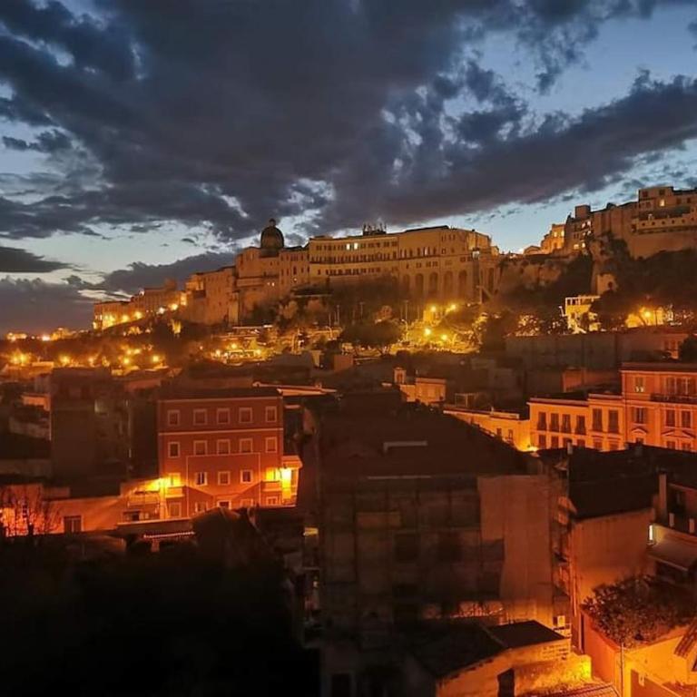ExmA Luxury Apart Cagliari Center Reserved Parking - Appartamento - 52