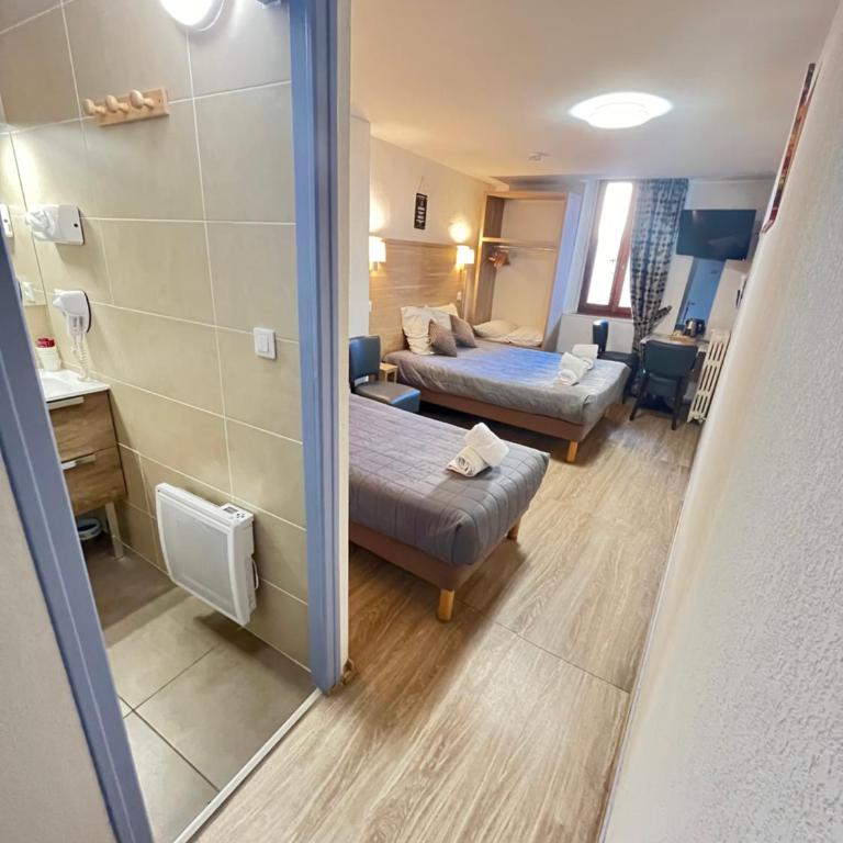 Hôtel Du Cheval Blanc Barcelonnette - Habitación Triple Estándar - 7