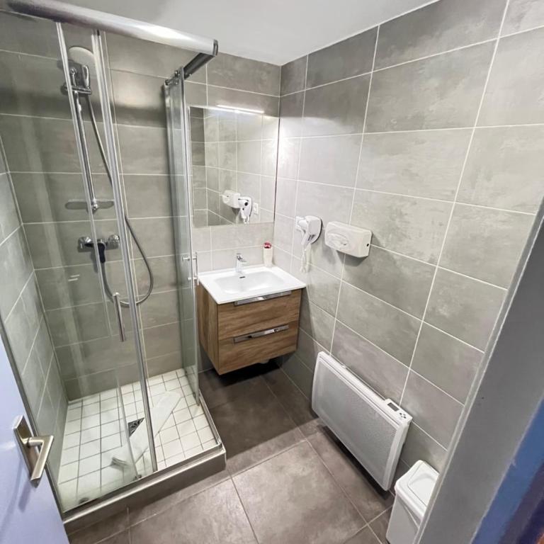 Hôtel Du Cheval Blanc Barcelonnette - Habitación Triple Estándar - 4