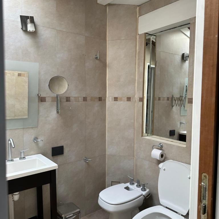 Apartamento hasta 4 personas con jardin, parrilla y, estacionamiento gratuito Ubicado cerca de la ciudad y, a 20 minutos del cerro Catedral - Apartamento con vistas al jardín - 9