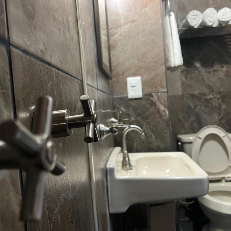 Alojamiento Suite con Aire Acondicionado y Estacionamiento ubicado a 1 cuadra del Parian en Centro Tlaquepaque Privada e Independiente - One-Bedroom Apartment - 9