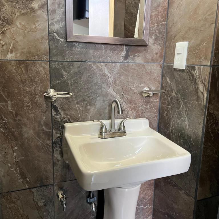 Alojamiento Suite con Aire Acondicionado y Estacionamiento ubicado a 1 cuadra del Parian en Centro Tlaquepaque Privada e Independiente - One-Bedroom Apartment - 4