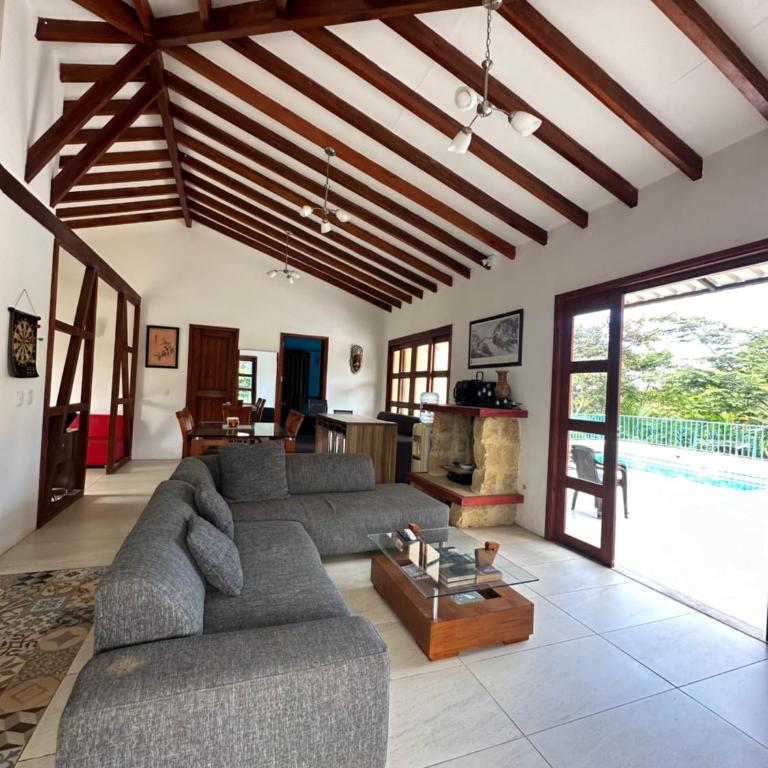 Hermosa Finca Vacacional con Piscina y Lago - Casa de 6 dormitorios - 2