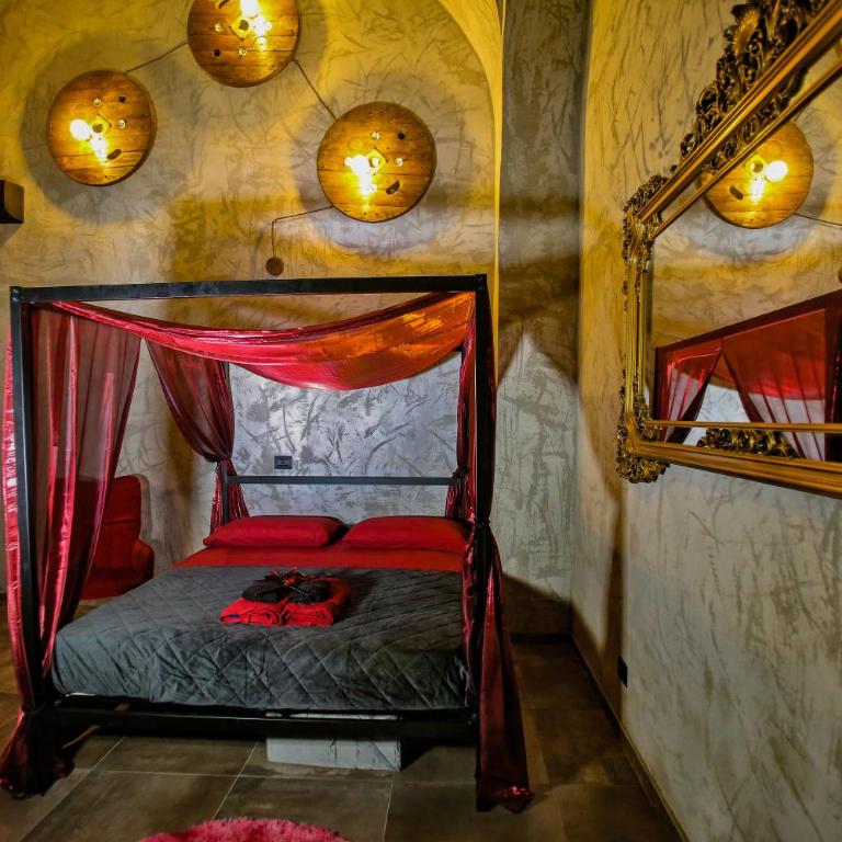 BLACK HOLE ROOMS - One-Bedroom House - 5