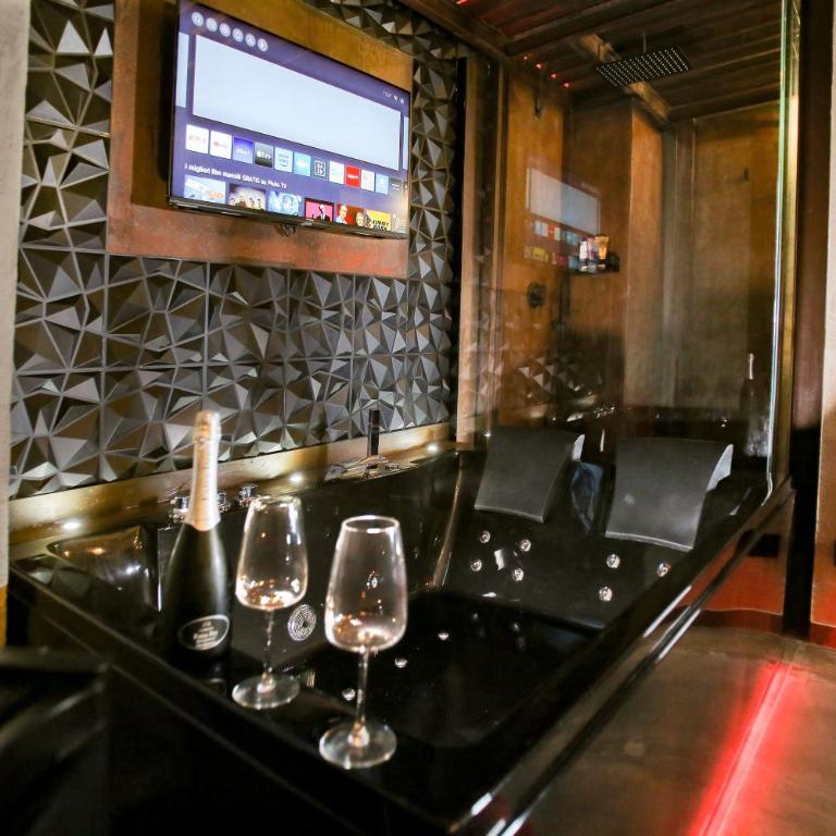 BLACK HOLE ROOMS - One-Bedroom House - 1
