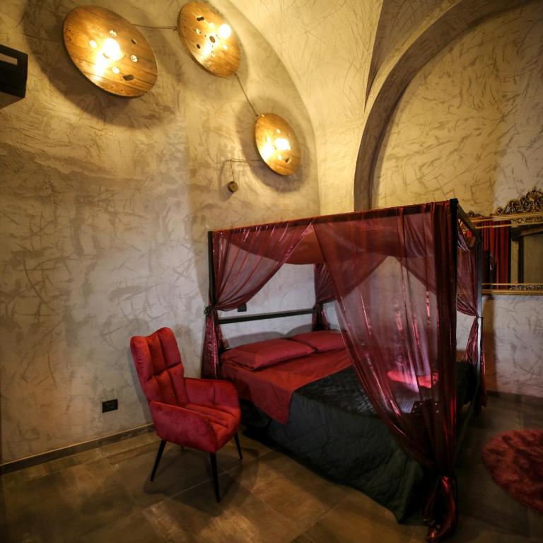 BLACK HOLE ROOMS - One-Bedroom House - 2