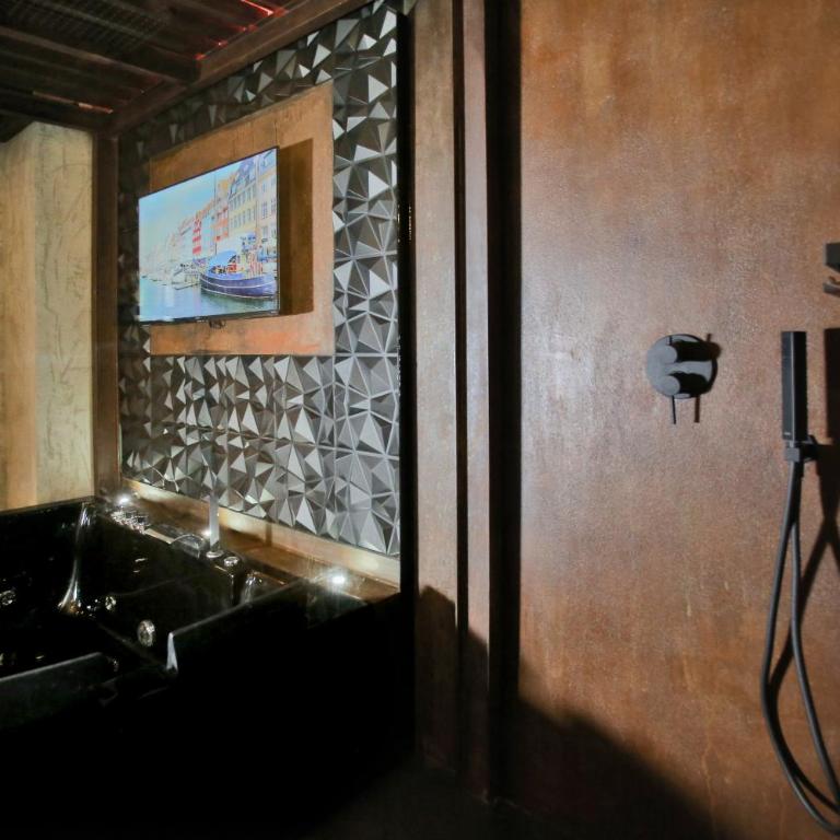 BLACK HOLE ROOMS - One-Bedroom House - 10