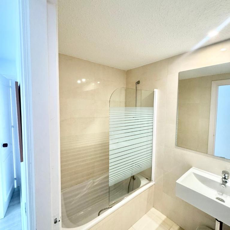 SEA VIEW & BEACH ACCESS - Center - Two-Bedroom Apartment - 38