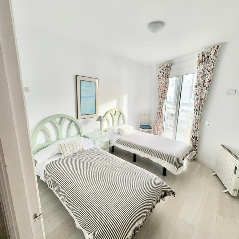 SEA VIEW & BEACH ACCESS - Center - Two-Bedroom Apartment - 17