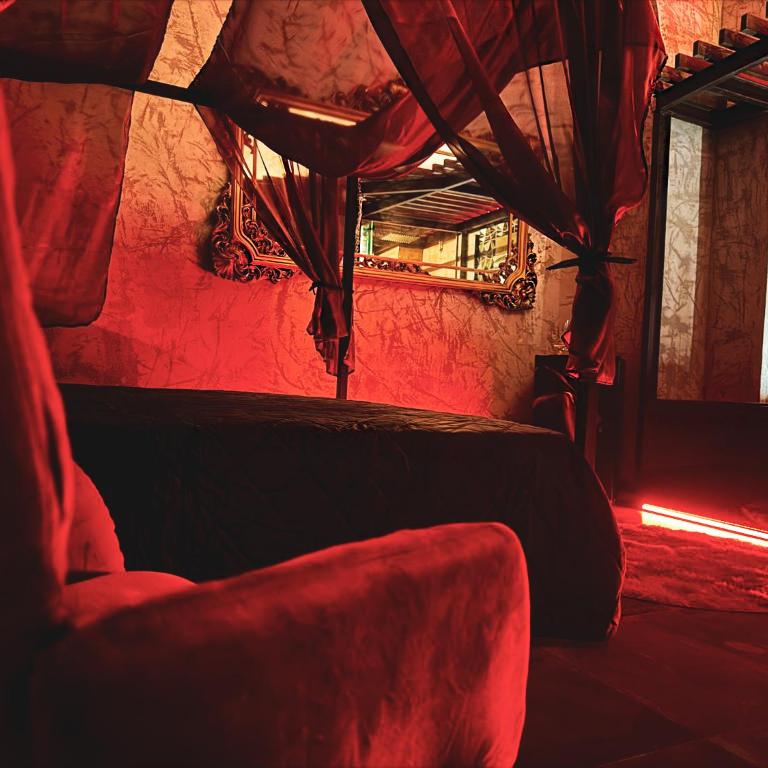 BLACK HOLE ROOMS - One-Bedroom House - 6