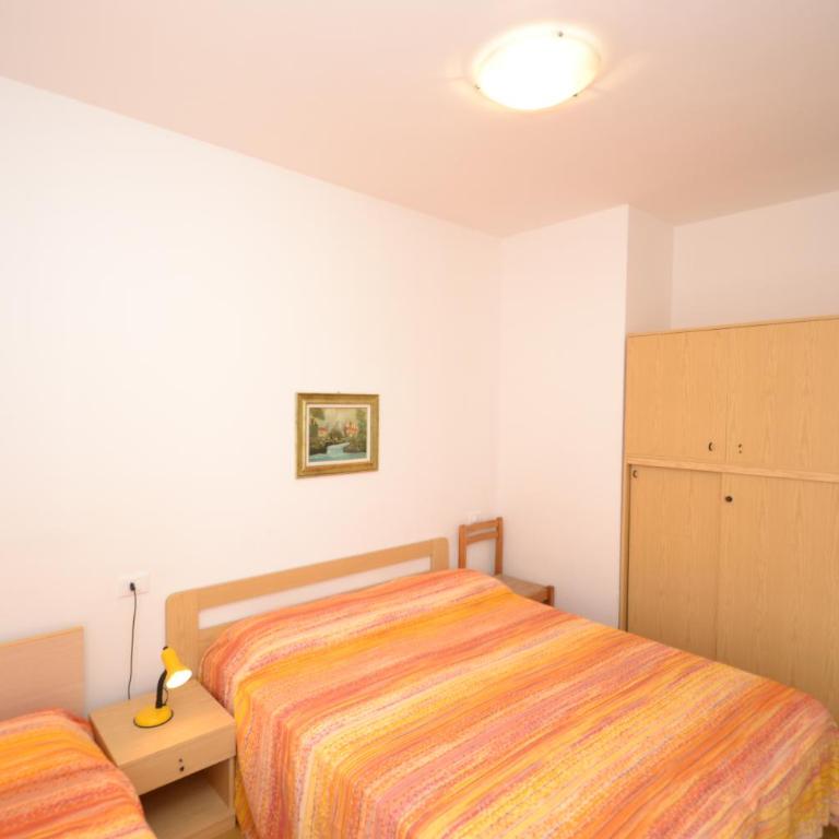 Sunny apartment right by the beach - Apartment - 8