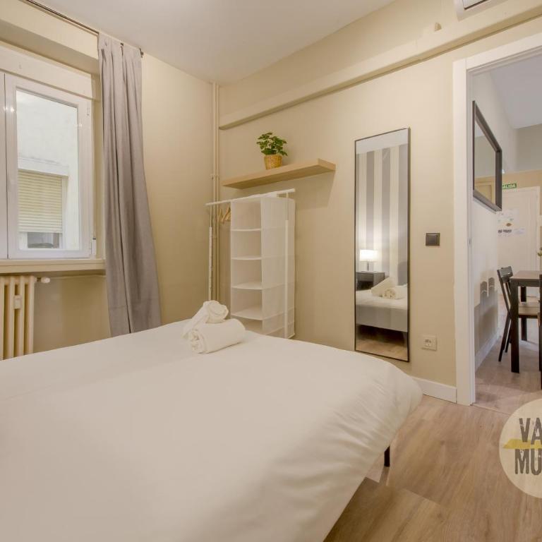 Practico Apt 7pax en Calle Santa Ana Centro de Madrid - Apartment - 24