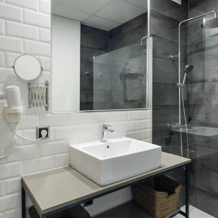 Blanq Carmen Hotel - Double Room with Balcony - 17