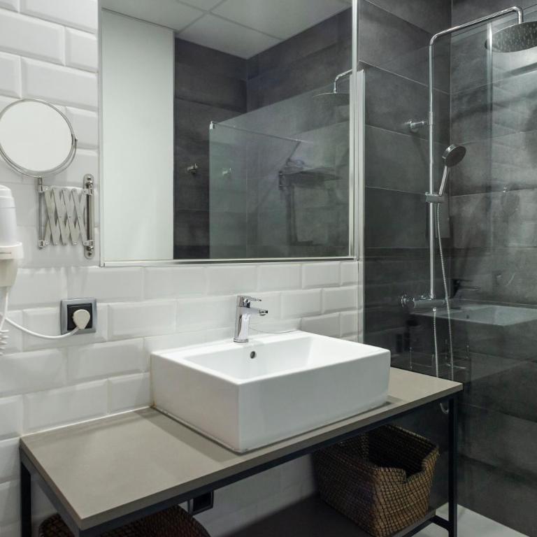Blanq Carmen Hotel - Double Room with Balcony - 18
