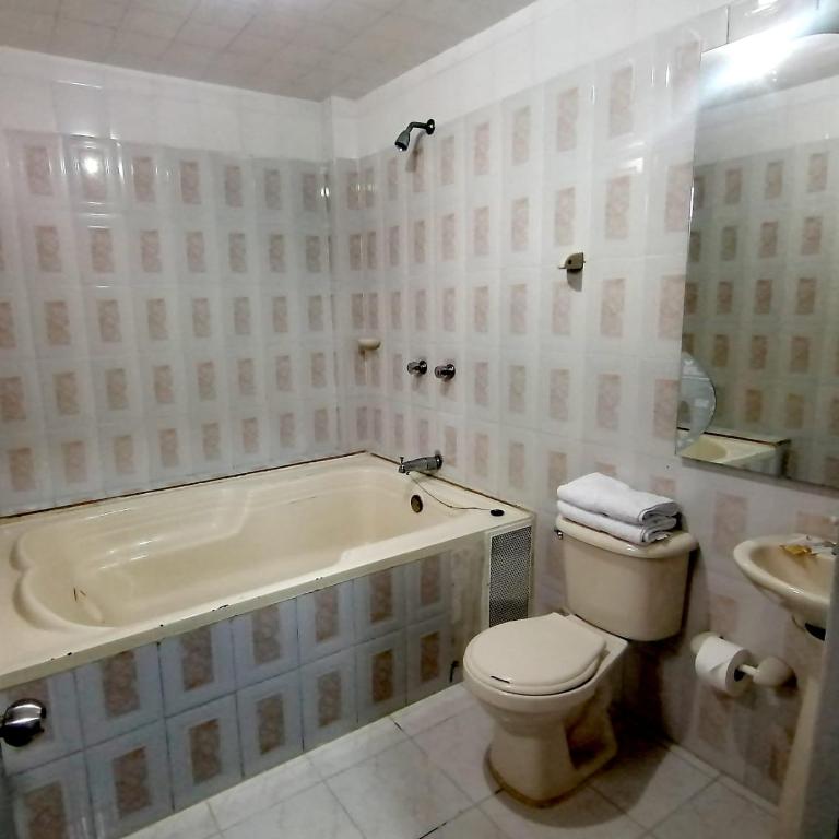 Kromatic Hostel - Habitación Doble Deluxe con bañera - 3