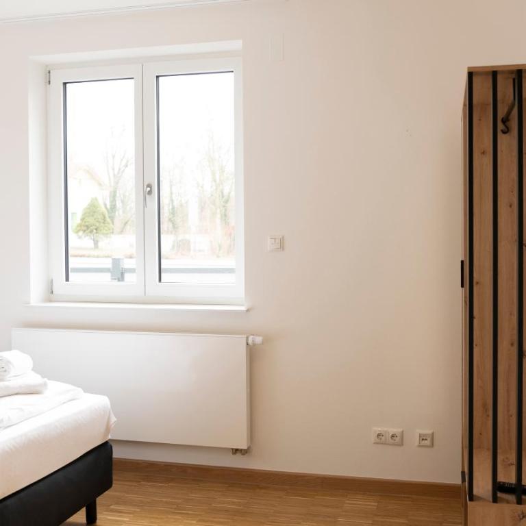 Henrys Sleeping am Augsburger Eiskanal - Junior Suite mit Gartenblick - 3