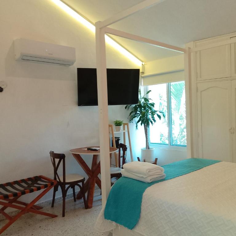 Hotel Downtown Merida - Deluxe Queen Room - 20