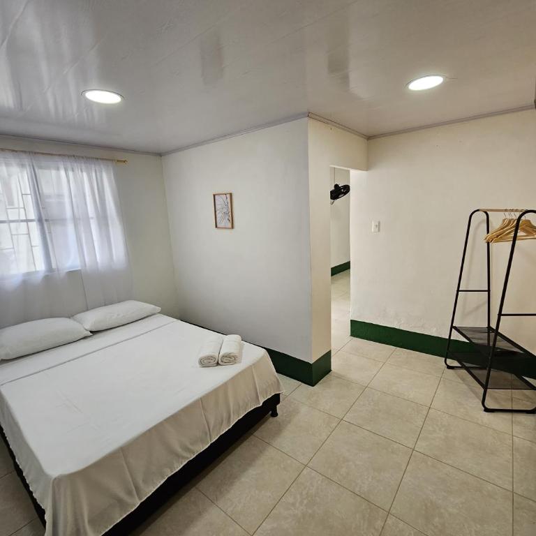 Celestino - Casa de Huespedes - Habitación Cuádruple con baño privado - 2