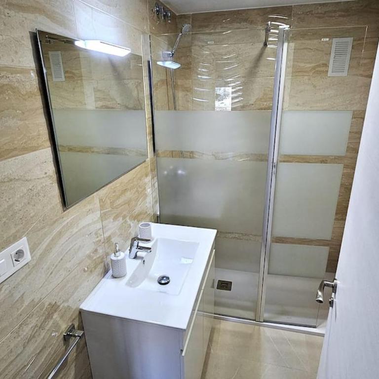 Apartamento REFORMADO con PARKING a 1 minuto de la PLAYA - Apartamento de 3 dormitorios - 10