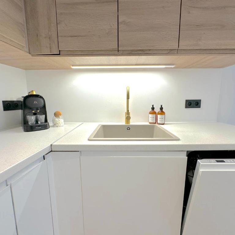 MONACO - MENTON - 6 PERSONS - 2 BEDROOMS - FULL RENOVATED - FULL CLIM - HYPERCENTER - BEACH AND SUn - Two-Bedroom Apartment - 24
