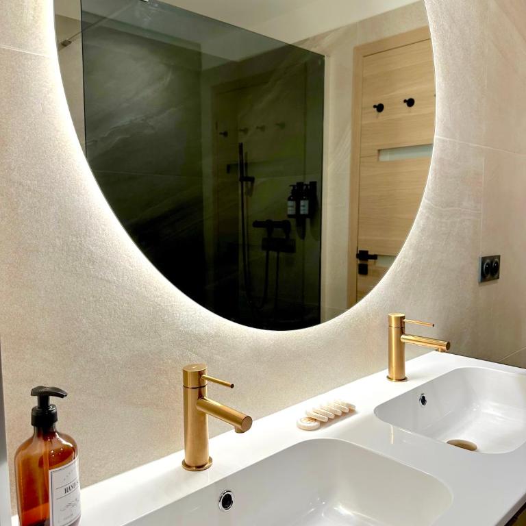 MONACO - MENTON - 6 PERSONS - 2 BEDROOMS - FULL RENOVATED - FULL CLIM - HYPERCENTER - BEACH AND SUn - Two-Bedroom Apartment - 31