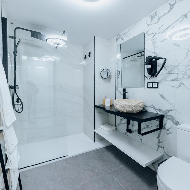 HOSTAL LUXURY NIT I DIA - Suite Deluxe con terraza y vistas al mar - 5