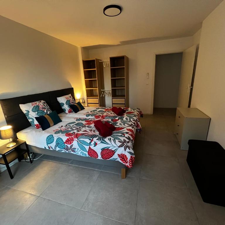 F1 4-Bedrooms Villa with Parking, AC & Pool 8 to 10 guests - Villa Supérieure - 17