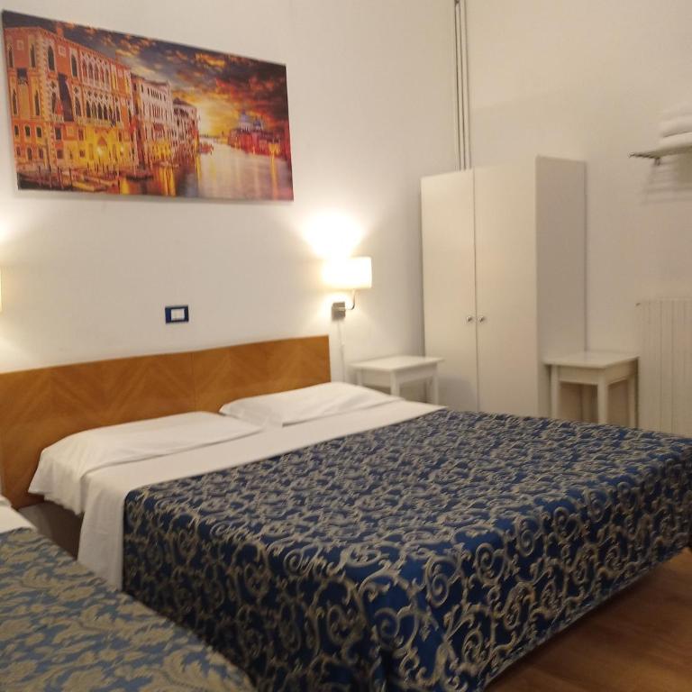 Hotel Caneva - Camera Tripla con Bagno in Comune - 1