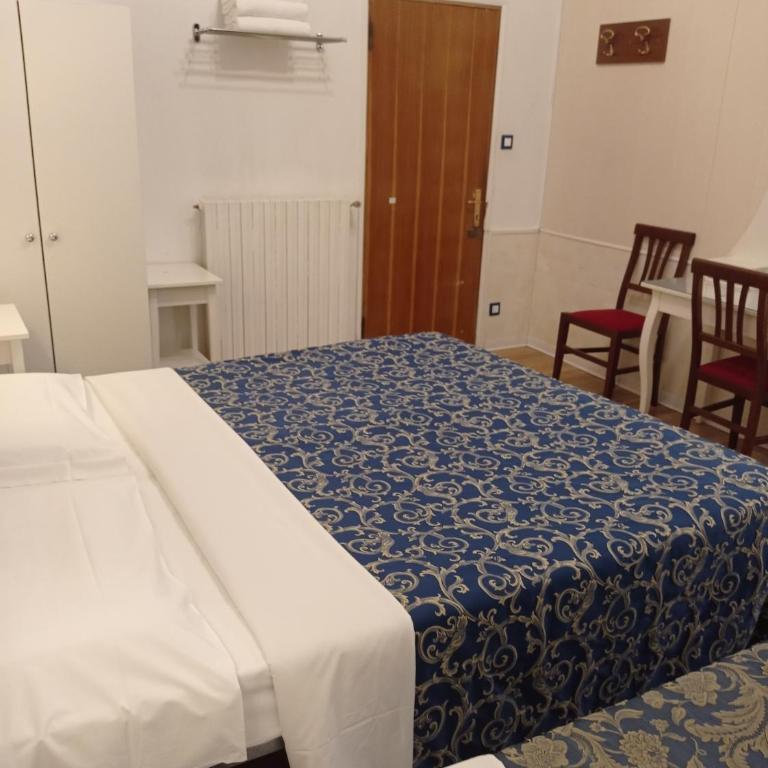 Hotel Caneva - Camera Tripla con Bagno in Comune - 2