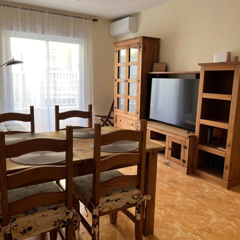 Almuden's yellow apartment, HIGH-SPEED FREE WIFI, 250m to Beach, The center of Torrevieja - Two-Bedroom Apartment - 11