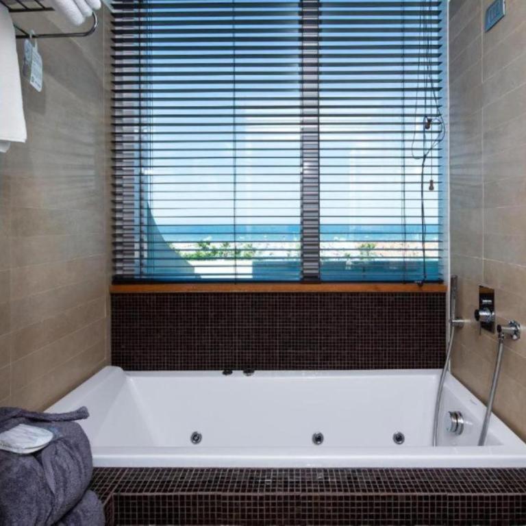 Best Western Maison B Hotel - Junior Suite King con Vasca Idromassaggio e Vista Mare - 5